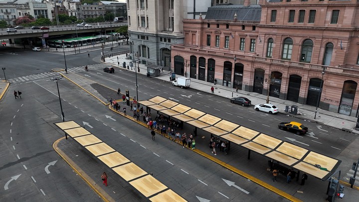 El lenguarás Adorni despotricando contra el derecho de huelga. El viejo verso de estos fachos que los sindicatos no dejan ir a trabajar a la gente, que se pierden millones de dólares, bla, bla.
Parece que no leyeron que la huelga es un derecho constitucional aquí.
#Forros