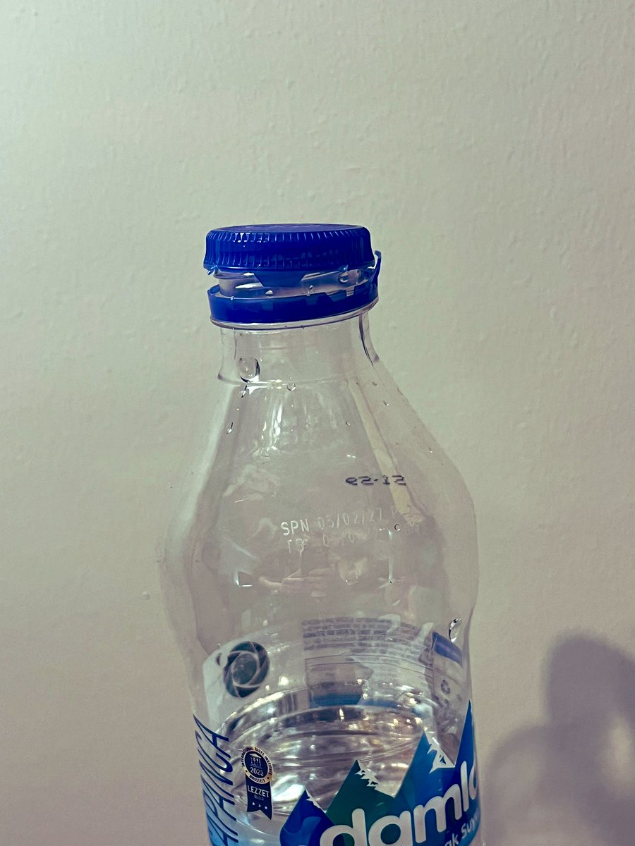 Tüketiciye biraz saygı kardeşim. Bu nasıl berbat bir ambalaj? Açarken eli, içerken dudakları yırtan, incecik plastikten yapılmış berbat bir şey. Zaten kötü bir suyu veriyorsunuz insanlara. Ambalaja özenseydiniz hiç olmazsa.

Esnafı #DamlaSu almaya zorlamayın artık!

<a href="/CocaCola_TR/">Coca-Cola Türkiye</a>