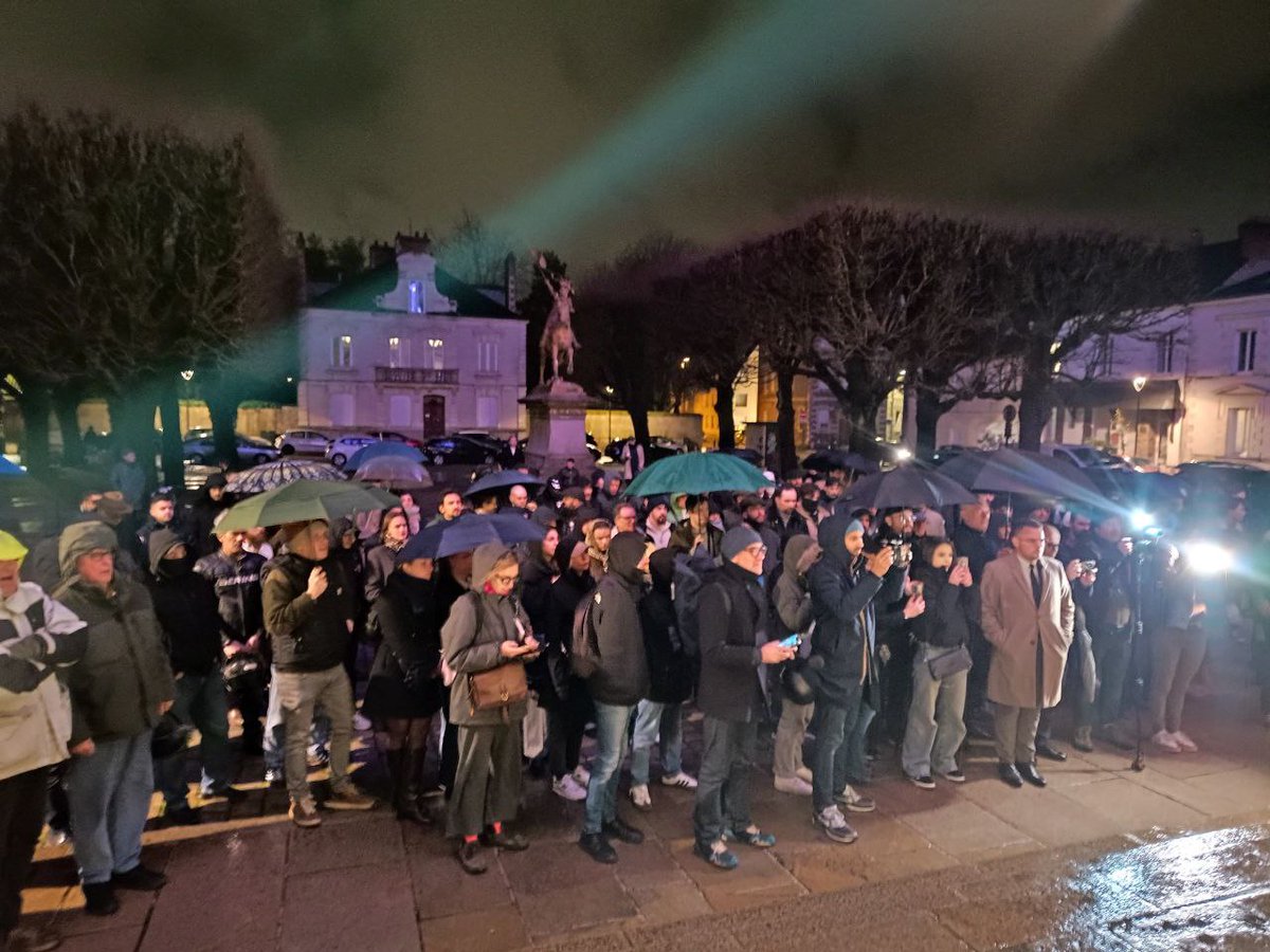 Reconquete44's tweet photo. @Reconquete44 était présent en nombre à l'hommage pour Quentin à Nantes en union de prières avec l'ensemble des patriotes. Merci aux forces de l'ordre d'avoir permis la sérénité de ce moment malgré les menaces des fascistes rouges de l'extrême gauche. https://t.co/zUBmBgxbD1