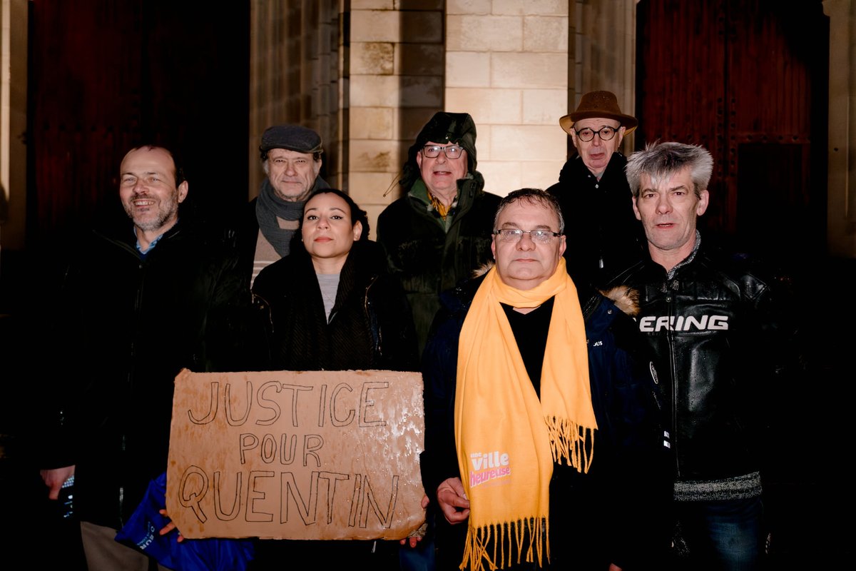 Reconquete44's tweet photo. @Reconquete44 était présent en nombre à l'hommage pour Quentin à Nantes en union de prières avec l'ensemble des patriotes. Merci aux forces de l'ordre d'avoir permis la sérénité de ce moment malgré les menaces des fascistes rouges de l'extrême gauche. https://t.co/zUBmBgxbD1