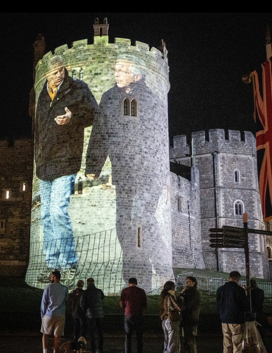 🚨🇬🇧 UK Political Activist projecting this image onto the Royal Windsor Castle ‼️