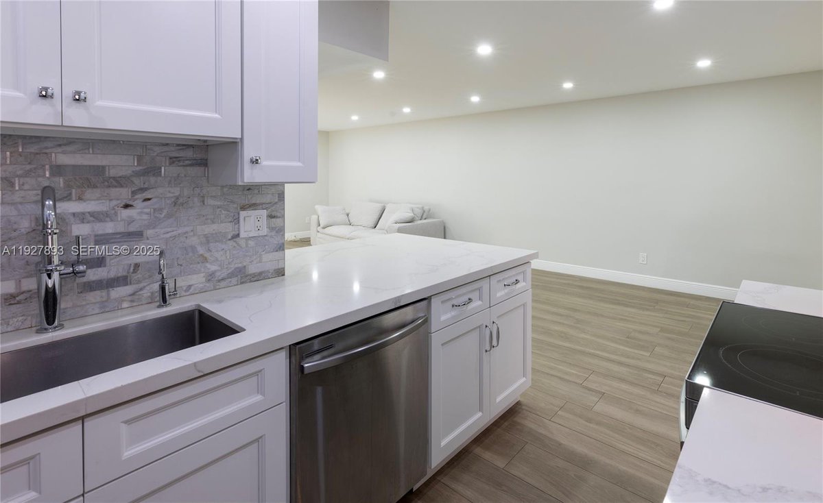 Hioigllc's tweet image. 📅 OPEN HOUSE | ⏰ Sat, Feb 21, 2026 04:30 PM - 05:30 PM

🏠 6855 Edgewater Dr #1DS, Coral Gables, FL 33133

holeinoneinvestmentsgroup.com/2026/02/19/act…