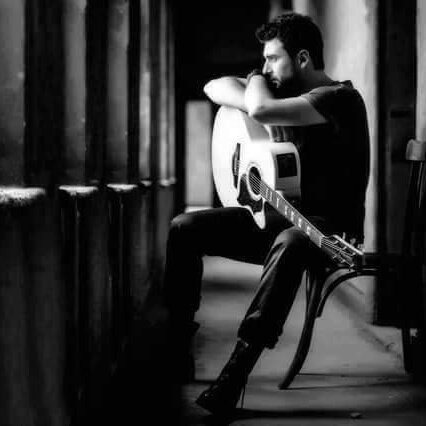 Rmlkjhgfdsa's tweet photo. من لا يَصنع لنفسهِ مقاماً، 
سيُركن دائماً في الزوايا المُهمَلة ."☕️💔🍂 https://t.co/lM3Si6Q69v