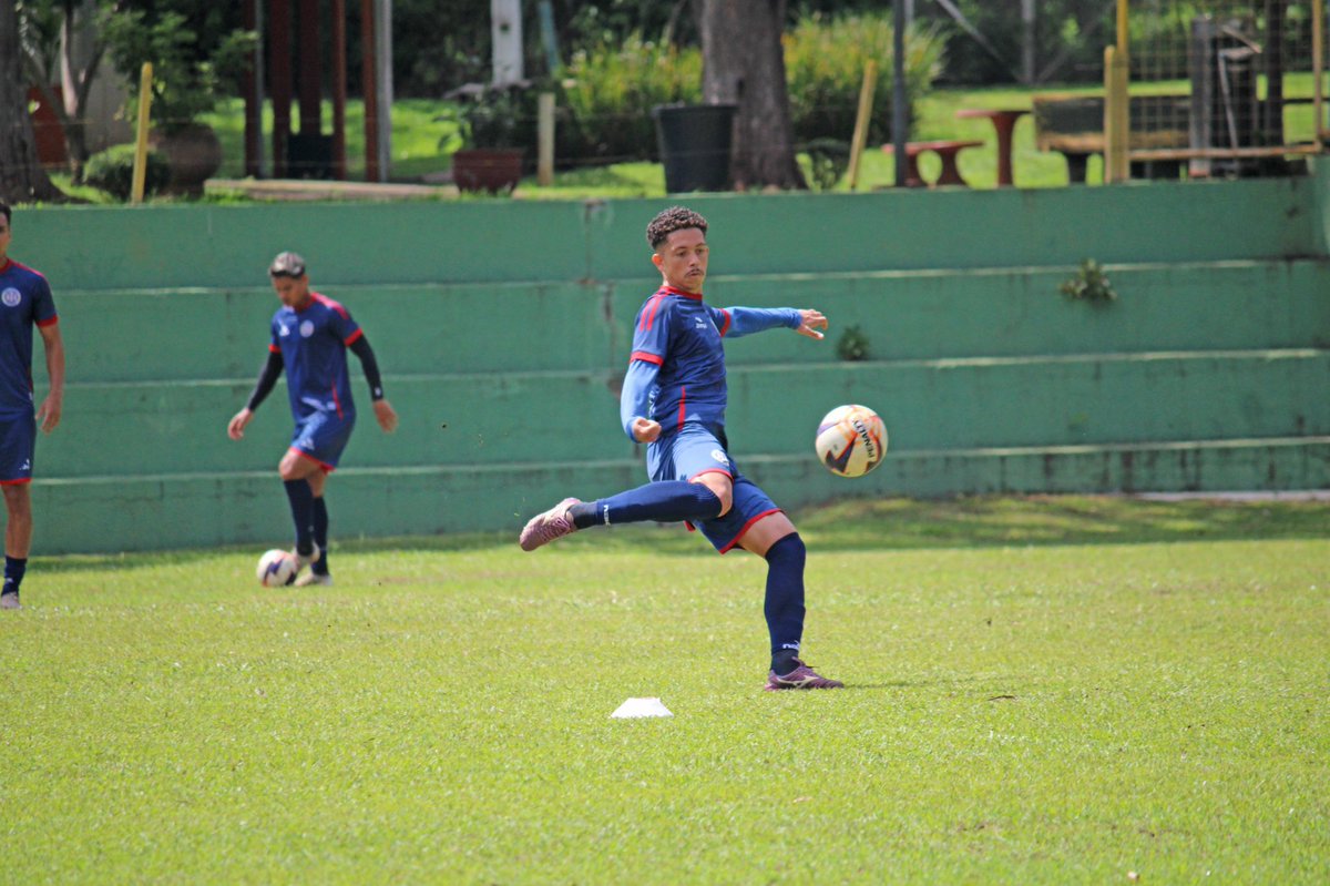 GSaocarlense's tweet photo. Preparação! 🤝🇫🇷
Nossos atletas seguem trabalhando, visando a quinta rodada do Paulistão A4 Rivalo.
Confira algumas fotos das atividades da semana.
📸 Fernando Zanderin Jr. / Grêmio São-Carlense
#atividades #paulistaoa4 #preparação https://t.co/MEgCisaz15