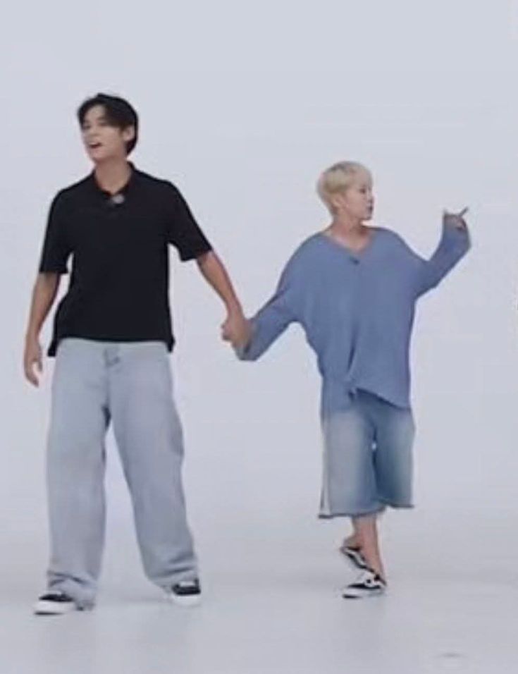 howoostar's tweet photo. man guess who the hyung is https://t.co/f6RpAm9xEY