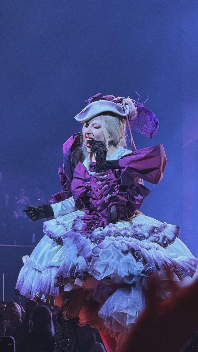 OHHMYGAGAcom's tweet image. #NUEVO | El MAYHEM BALL de ayer en Los Angeles fue grabado por cámaras profesionales. Gaga usó un nuevo outfit para The Dead Dance; tuvo que detener el show y pedir retroceder 30 segundos para que todo saliese perfecto; y entre el público vieron a Alicia Keys. ¡Icónico!