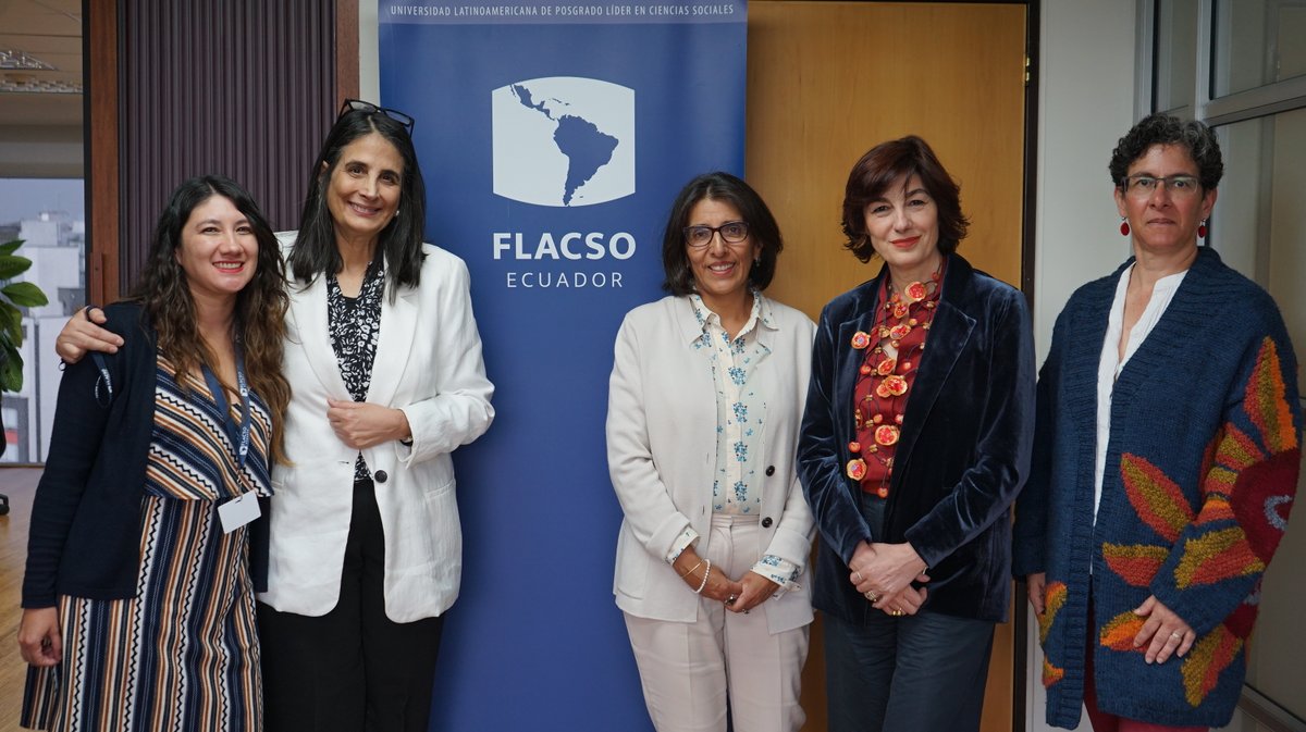 📰 #NoticiasFLACSO
Este miércoles, FLACSO Ecuador recibió la visita de Laura Melo, coordinadora residente de ONU en Ecuador; Miriam Bandes, representante de ONU Mujeres Ecuador; y de Vanessa Carrera, oficial de la coordinación residente de ONU Ecuador. La reunión tuvo como