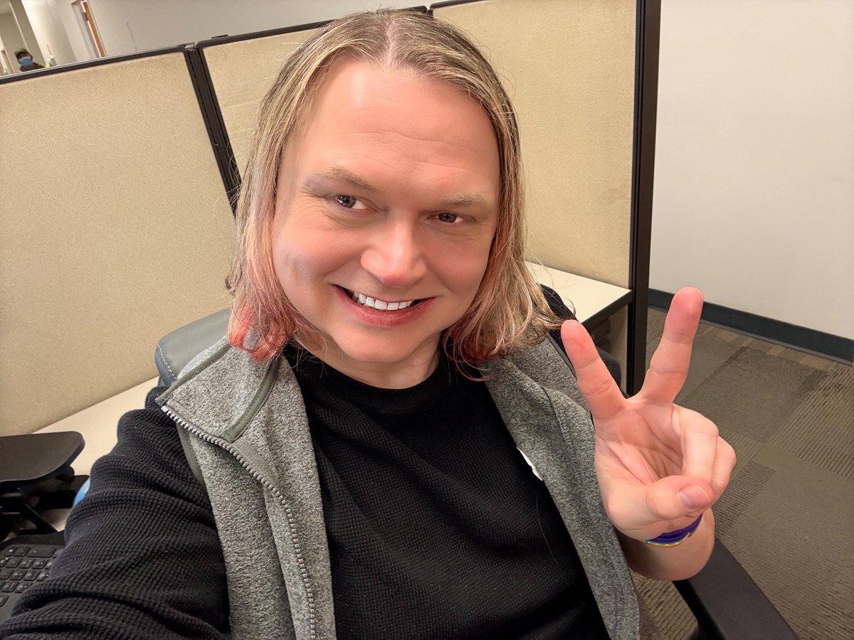 DisplacedEnigma's tweet photo. Happy Thursday everyone!! I hope your day is as amazing, awesome, and fabulous as you are. ❤️ ❤️! Loveeeee you all!
#lookingcute #prettygay https://t.co/8XzmLO4pD3