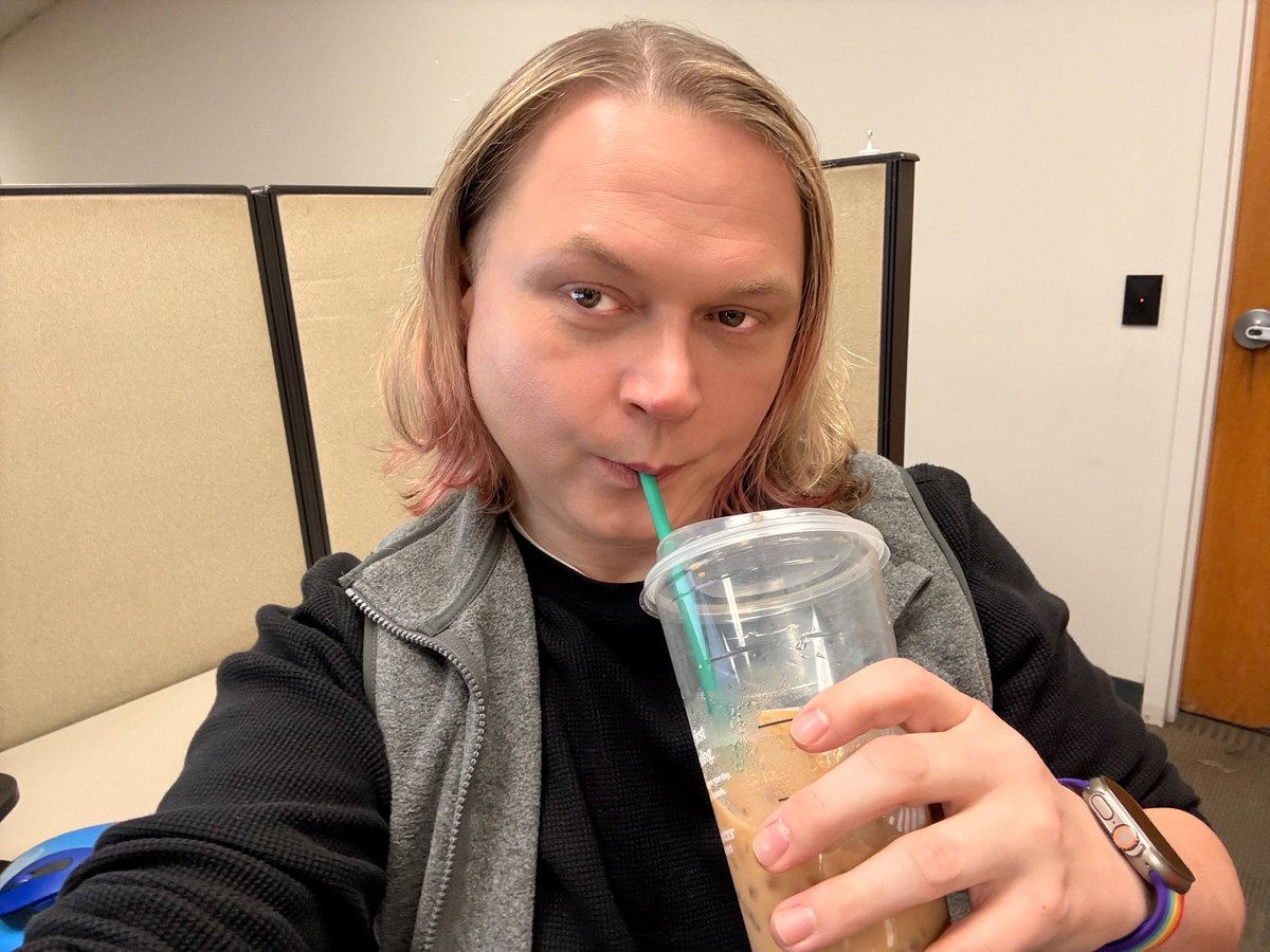 DisplacedEnigma's tweet photo. Happy Thursday everyone!! I hope your day is as amazing, awesome, and fabulous as you are. ❤️ ❤️! Loveeeee you all!
#lookingcute #prettygay https://t.co/8XzmLO4pD3