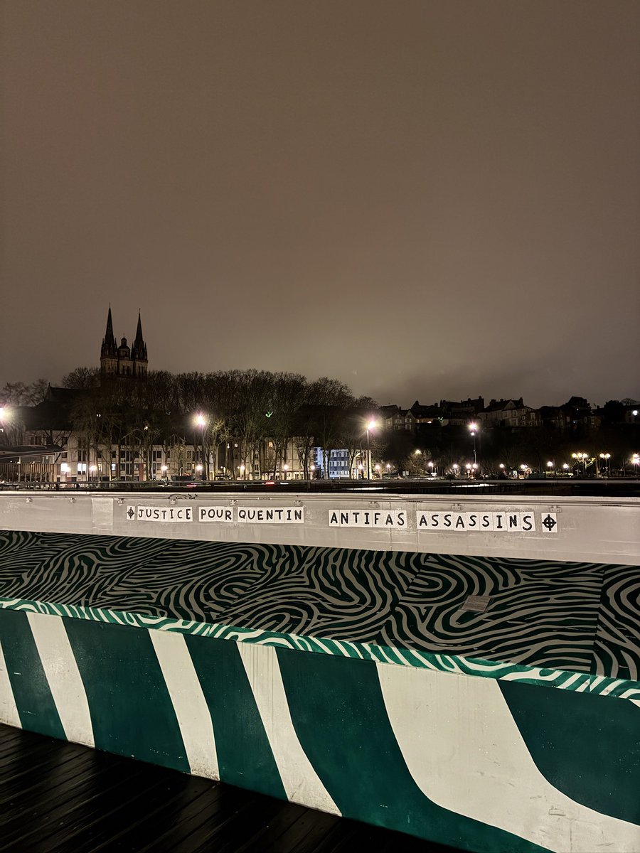 red_angers's tweet photo. 🔥 Depuis janvier, nos militants affichent nos couleurs dans les rues d’Angers. 

🫵🏻 Angevin rejoins les tiens. https://t.co/l7Lx0L8Q81