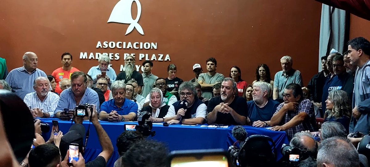somosradioam530's tweet photo. 👉🏼 "Si esto no se resuelve a favor de los trabajadores, vamos a terminar con un paro por tiempo indeterminado"

➡️ Las dos CTA, ATE, la UOM y más de un centenar de organizaciones sindicales que integran el Frente de Sindicatos Unidos (FreSu) anunciaron hoy que convocarán a un “histórico” paro por tiempo indeterminado si el Congreso de la Nación avanza con la reforma laboral que impulsa el gobierno. “Ahora estamos organizados y luchando juntos”, advirtió el secretario general de la Federación Aceitera y Desmotadora de Algodón, Daniel Yofra. 

En una conferencia de prensa realizada en la sede de Madres de Plaza de Mayo, Yofra insistió que “si esto no se resuelve a favor de los trabajadores, seguramente vamos a terminar con un paro por tiempo indeterminado”, al tiempo que destacó la "unidad del Frente de Sindicatos para sumar y multiplicar la unidad".

"Quiero agradecer infinitamente a las Madres porque en momentos de tanta incertidumbre, las miramos y su lucha eterna siempre es un ejemplo a seguir", agregó Yofra.

El encuentro reunió a referentes sindicales de distintos sectores industriales y estatales que coincidieron en advertir que la reforma laboral promovida por el Ejecutivo forma parte de un paquete de medidas que, a su entender, favorece a los grandes grupos económicos en detrimento de los trabajadores. 

Participaron Carmen Arias, de Madres de Plaza de Mayo; Abel Furlan, de la UOM; Rodolfo Aguiar, de ATE; Pablo Biró, de la Asociación de Pilotos; además de los titulares de las dos CTA, Hugo Yasky y Hugo Godoy, junto a dirigentes de más de un centenar de organizaciones que integran el FreSU.