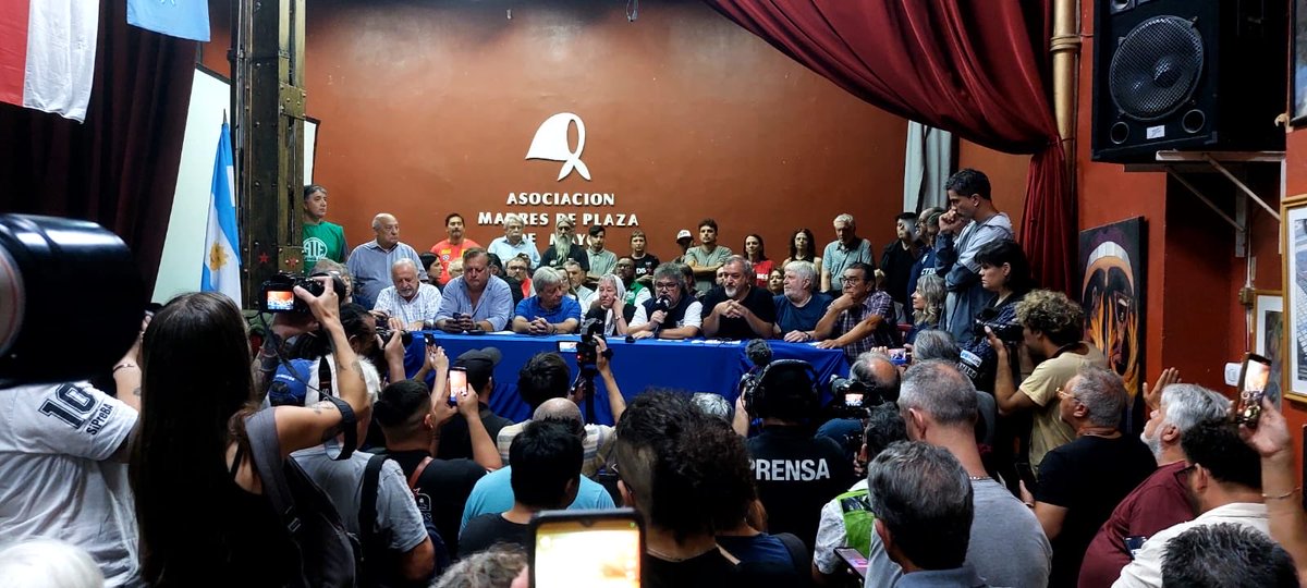 somosradioam530's tweet photo. 👉🏼 "Si esto no se resuelve a favor de los trabajadores, vamos a terminar con un paro por tiempo indeterminado"

➡️ Las dos CTA, ATE, la UOM y más de un centenar de organizaciones sindicales que integran el Frente de Sindicatos Unidos (FreSu) anunciaron hoy que convocarán a un “histórico” paro por tiempo indeterminado si el Congreso de la Nación avanza con la reforma laboral que impulsa el gobierno. “Ahora estamos organizados y luchando juntos”, advirtió el secretario general de la Federación Aceitera y Desmotadora de Algodón, Daniel Yofra. 

En una conferencia de prensa realizada en la sede de Madres de Plaza de Mayo, Yofra insistió que “si esto no se resuelve a favor de los trabajadores, seguramente vamos a terminar con un paro por tiempo indeterminado”, al tiempo que destacó la "unidad del Frente de Sindicatos para sumar y multiplicar la unidad".

"Quiero agradecer infinitamente a las Madres porque en momentos de tanta incertidumbre, las miramos y su lucha eterna siempre es un ejemplo a seguir", agregó Yofra.

El encuentro reunió a referentes sindicales de distintos sectores industriales y estatales que coincidieron en advertir que la reforma laboral promovida por el Ejecutivo forma parte de un paquete de medidas que, a su entender, favorece a los grandes grupos económicos en detrimento de los trabajadores. 

Participaron Carmen Arias, de Madres de Plaza de Mayo; Abel Furlan, de la UOM; Rodolfo Aguiar, de ATE; Pablo Biró, de la Asociación de Pilotos; además de los titulares de las dos CTA, Hugo Yasky y Hugo Godoy, junto a dirigentes de más de un centenar de organizaciones que integran el FreSU.