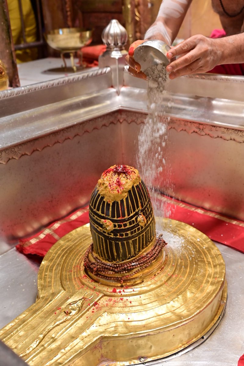 ShriVishwanath's tweet photo. श्री काशी विश्वनाथ जी की श्रृंगार आरती I
#kashivishwanath #kashi #sanatandharma #banaras https://t.co/nJ5jIiDEBO