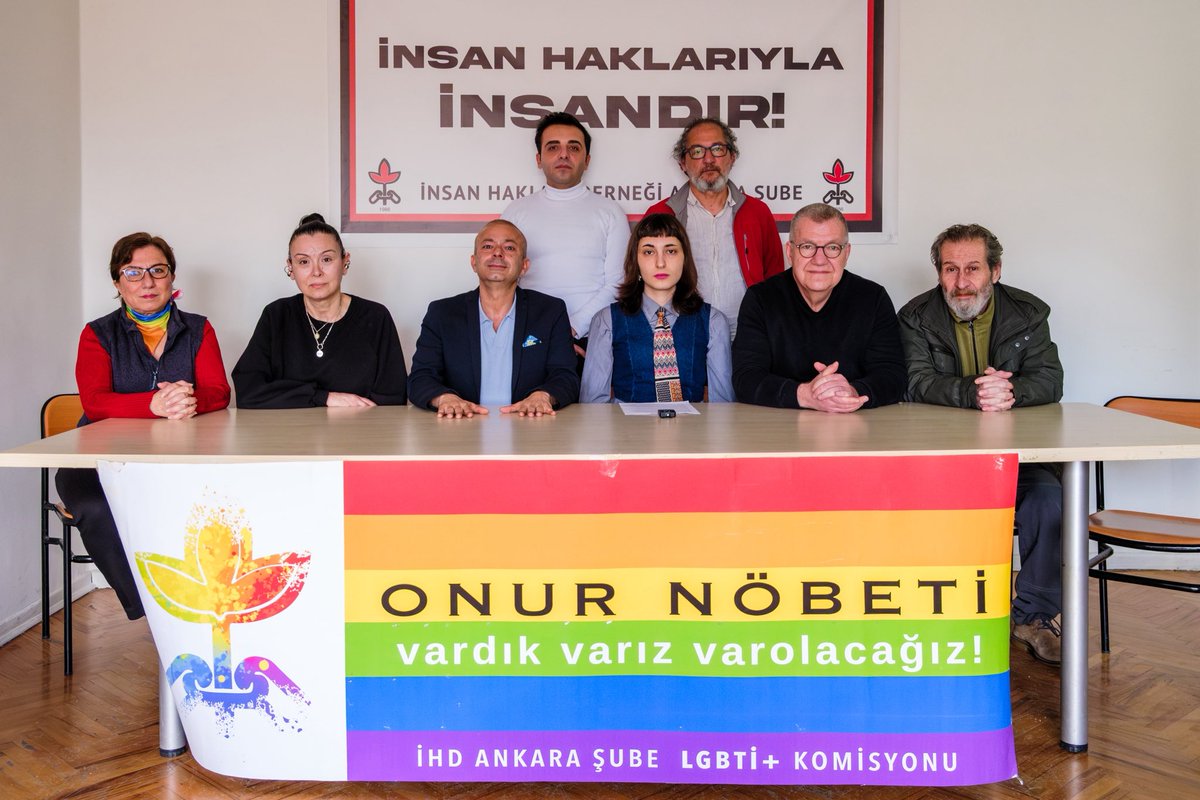 İHD Ankara’nın 10. Onur Nöbeti’ne PM üyemiz İrfan Değirmenci katıldı. LGBTİ+’lara hapis cezası öngören taslak ve Defne Güzel, Enes Hocaoğulları, Yıldız Tar’a yönelik yargı süreçleri; LGBTİ+’ların kamusal varlığını suçlaştırma girişimidir. Hiçbir kimlik suç değildir.