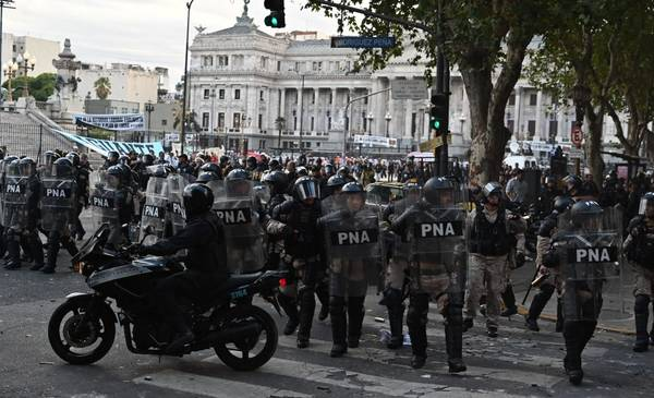 lolariemucho's tweet photo. Hay #cuorum, congreso vallado y miles de efectivos
listos para golpear.
Una ley de 50 años, tratada aen dos semanas, escondida, a espaldas de los sectores involucrados
y sin intervención de trabajadores, expertos
laboristas y sindicatos. https://t.co/E3fWoy1M5r