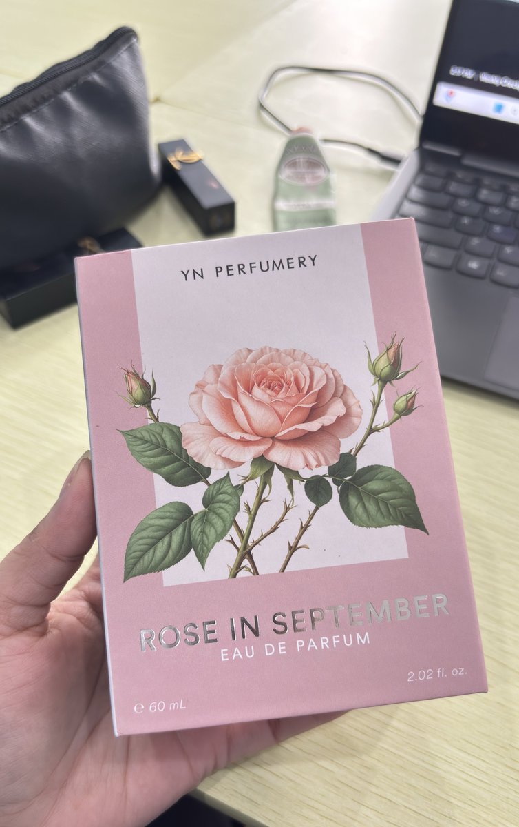 iienainggolan's tweet photo. Entah udah repurchase berapa kali sama parfum lokal satu ini. One of my signature , i guess. Mau layering pun, wangi dia tetep menonzollll 🌸❤️

Seneng deh udh banyak parfum lokal yang baguss. Support local brand 🤎

Tolong kamu jgn discontinue-in varian ini ya @ YN Perfumery. https://t.co/9ivTxvuw5P