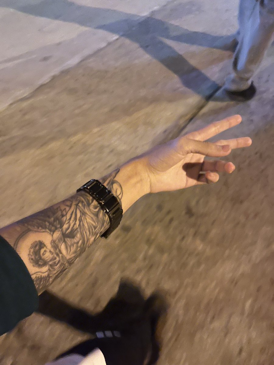 TomiBoi8's tweet photo. En la disco habían mil, y yo bailando contigo en mi mente.. https://t.co/rh6thRppP1