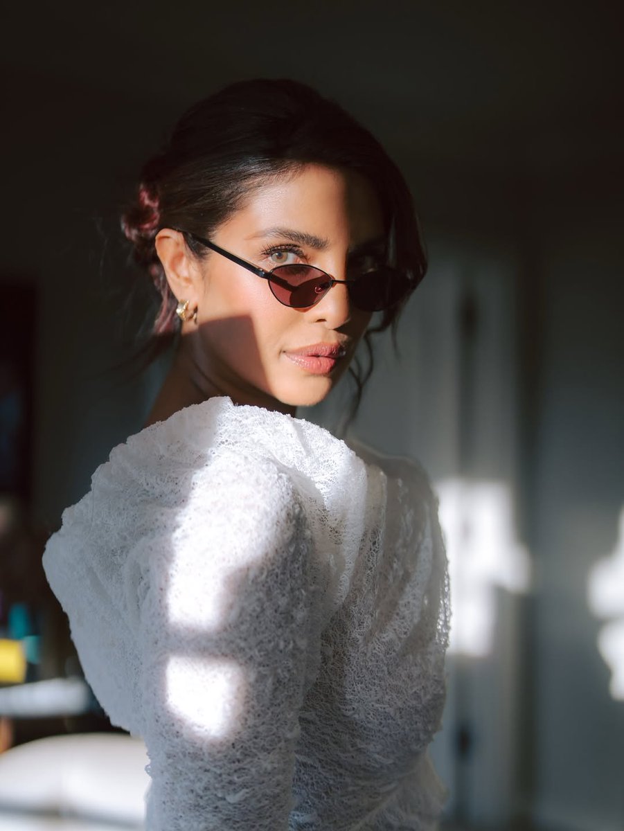 indiaforums's tweet photo. Priyanka Chopra serving major fashion goals — pure elegance🤍
.
.
.
#PriyankaChopra #PureElegance #GoddessLook #IF #IndiaForums https://t.co/BLDenMhb16
