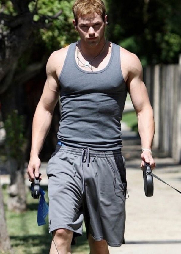 Thedudeszone's tweet photo. he was the hottest in all the twilight movies https://t.co/WgMp7nBie8