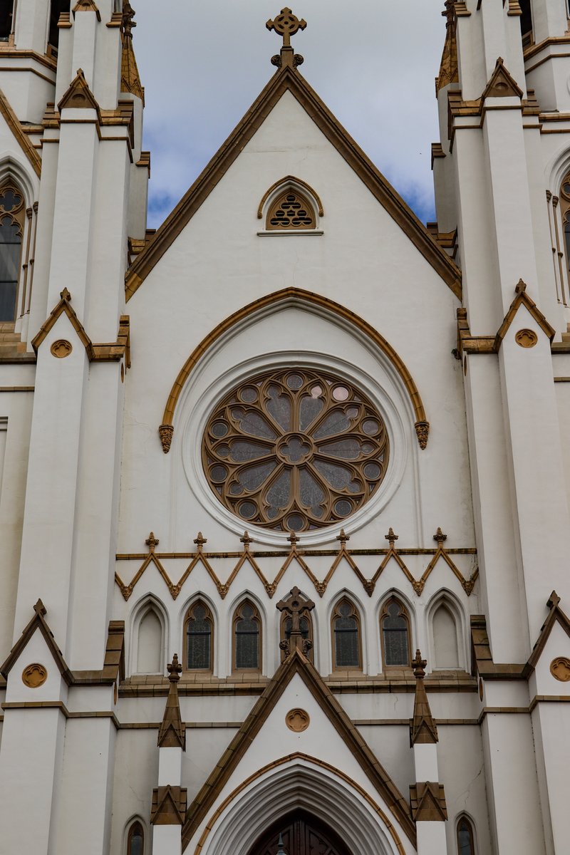 StephenGarone's tweet image. The Cathedral Basilica of Saint John the Baptist anchors Lafayette Square, one of nearly two dozen gorgeous squares in #Savannah, #Georgia. Discover more at stephentravels.com/the-great-outd… 🇺🇸⛪️✝️