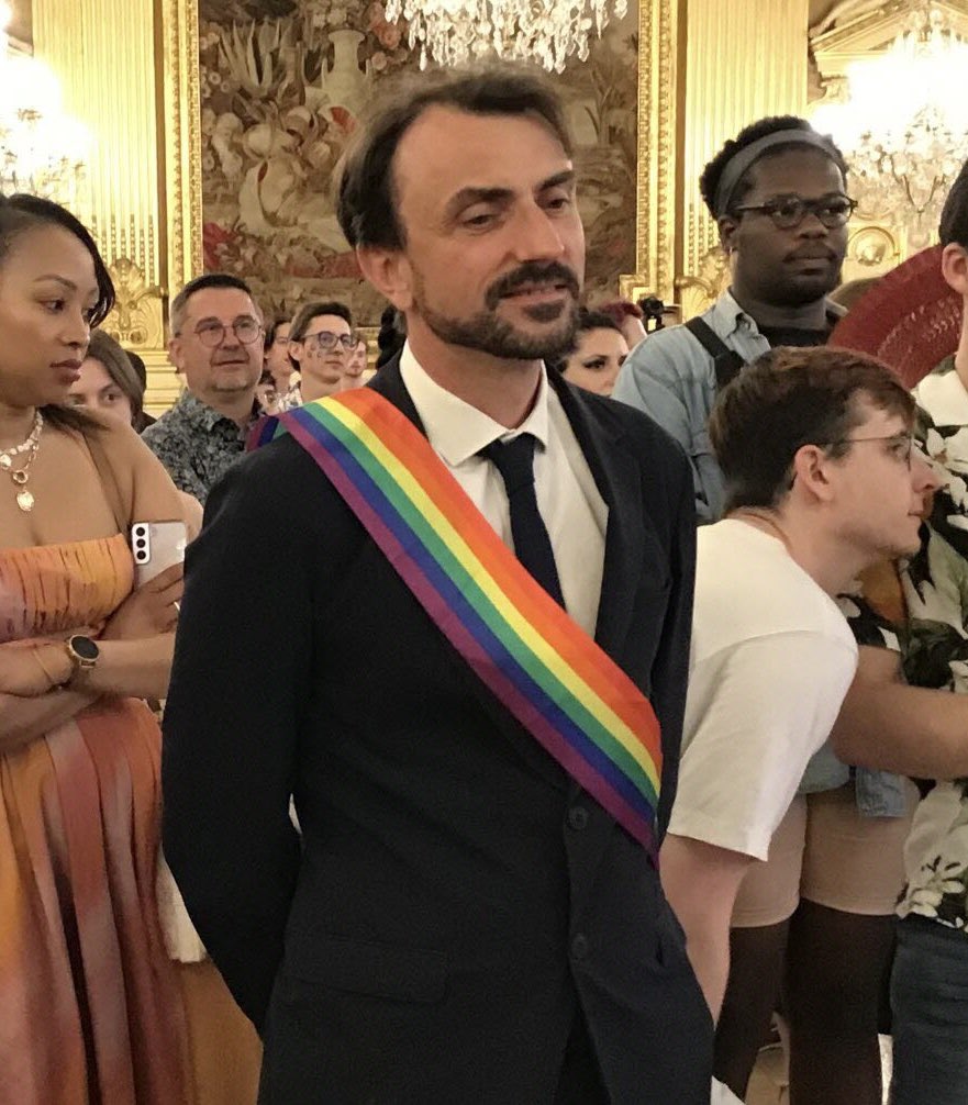 To jest absolutny skandal.

Burmistrz Grégory Doucet z ramienia lewicowej partii Zieloni chce zablokować marsz upamiętniający 23-letniego Quentina Deranque’a, który stając w obronie kobiet został bestialsko zamordowany przez Antifę w Lyonie. 

Zamiast jednoznacznie stanąć po