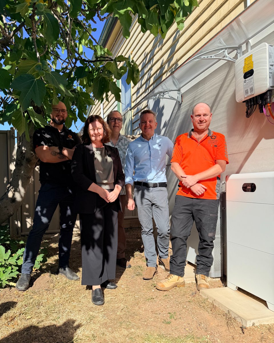 Solargain's tweet photo. 📢 Media Release – Hon Chris Bowen MP and Lisa Chesters MP visited one of our Solargain customers in regional Victoria to chat about the outlook for solar and sustainable energy in the region 👉 https://t.co/5VkeaC3Dvz

#SustainableEnergy #RegionalVictoria #Solargain https://t.co/cMGYU5qAnb