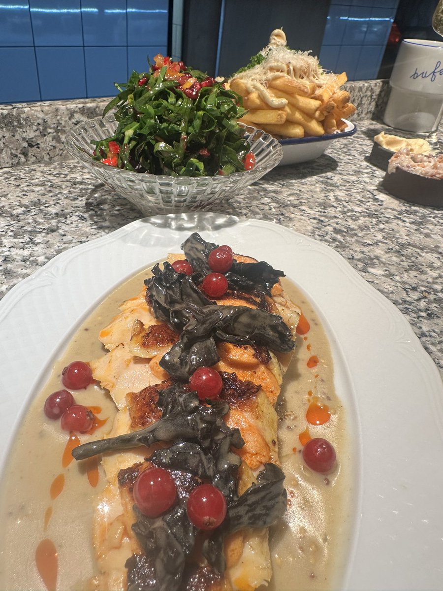 icod's tweet image. If anyone's off to #krakow and wants to eat amazing food, not just viral stuff, hmu. 
In the meantime (in a city where Michelin recommendations are ubiquitous) I'd rank : 
Bufet KRK 🌟 🌟 🌟 🌟 🌟 
Euskadi 🌟 🌟 🌟 🌟 🌟 
Molàm Thai 🌟 🌟 🌟 
Farina 🌟 🌟 🌟 
(In that order)