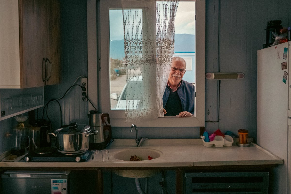 Penceredeki Adam

Burası Antakya, Hatay.
6 Şubat 2023 depremlerinin ardından geçici barınma alanı olarak kurulan konteyner kentlerden biri.

Fotoğrafta gördüğümüz mutfak, aslında standart bir konteyner mutfağı değil. Normalde bu alanlar çok daha dar. Çoğu konteynerde mutfak, iki