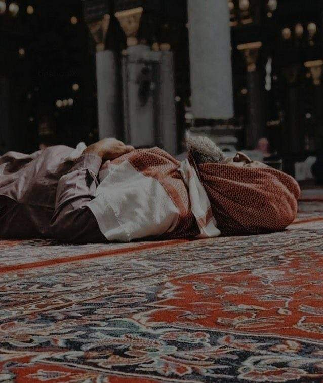 "فنم قريرًا ولا تجْهد بنازلةٍ 
فكل شيءٍ بلوح الله مكتوبُ"