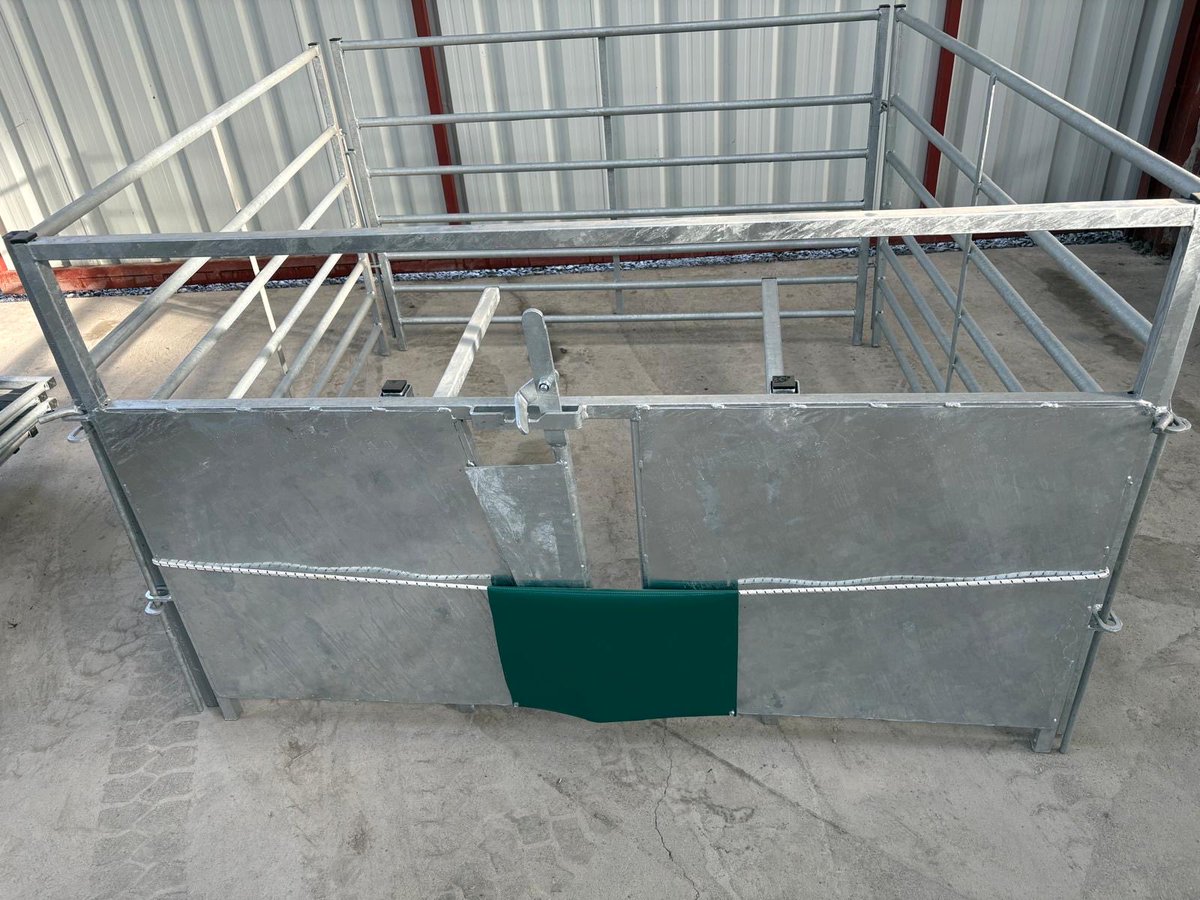 SESequipmentltd's tweet photo. Adoption front with flap to stop Lambs getting out.

#Sheep #sheephandlingequipment #sheepfarming #sheepeze #sesequipmentltd https://t.co/NVyOjoTC3o
