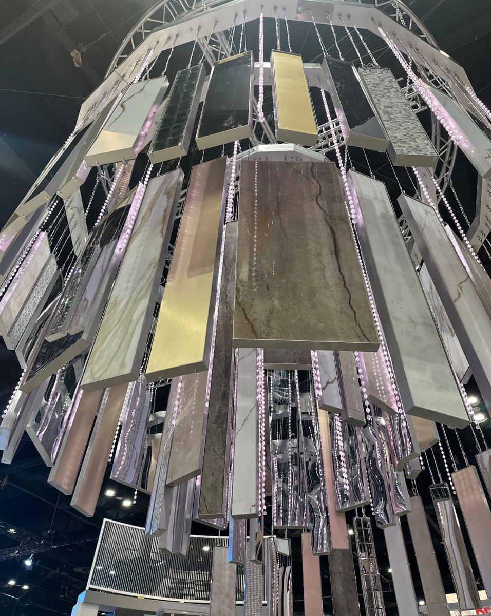 A stunning KBIS centerpiece — a chandelier made from porcelain slabs in multiple colors and textures. 💡
#KBIS #InteriorDesign #LuxuryDetails