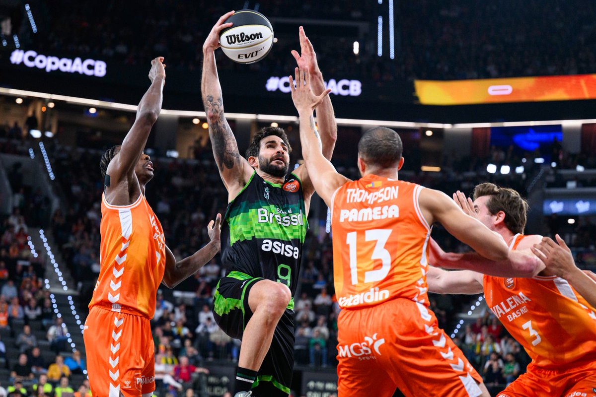 ⏸️ Descans al Roig Arena ⏸️ @valenciabasket 46-34 @Penya1930 🎯 Cameron ...