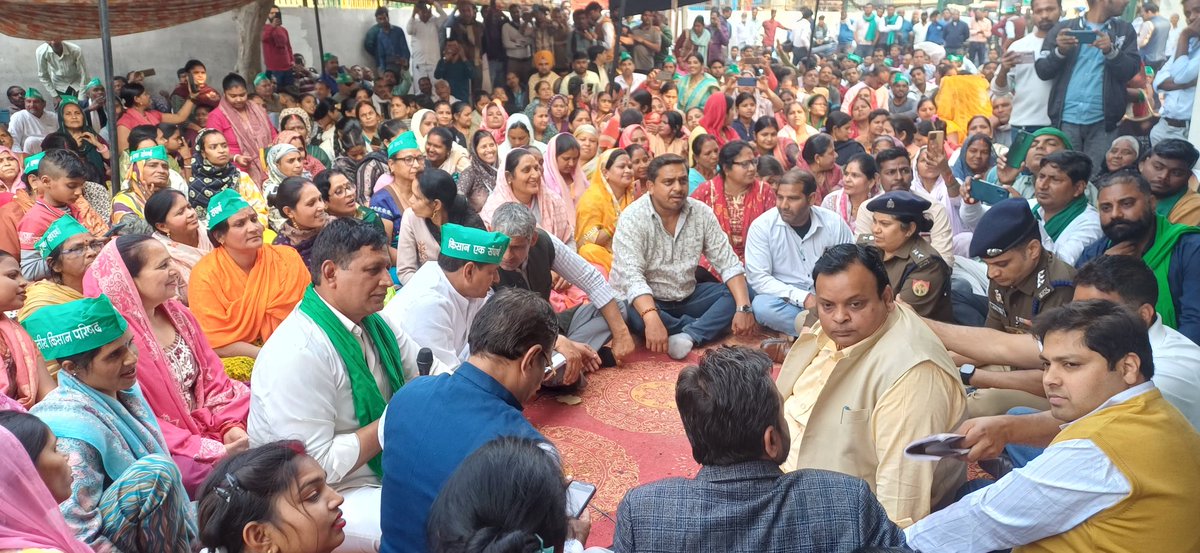 #अपना_हक़_लेकर_रहेंगे आज धरने के दसवें दिन एडीएम बच्चू सिंह सहित पुलिस और बिजली विभाग के सभी आला अधिकारी धरने पर बातचीत से लाइट का समाधान निकालने के लिए पहुँचे बातचीत में मुद्दा नहीं सुलझ पाया धरना जारी रहेगा⁦<a href="/PMOIndia/">PMO India</a>⁩ ⁦<a href="/myogiadityanath/">Yogi Adityanath</a>⁩ ⁦<a href="/dmgbnagar/">DM NOIDA Gautam Buddha Nagar</a>⁩