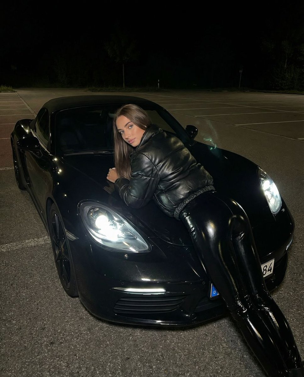 fitsandybavaria's tweet photo. Wenn das Outfit genauso glänzt wie das Auto – nachts sind alle Sünden schwarz.
#fitgirl #nightvibes #carlover https://t.co/GmFFgwWB0s