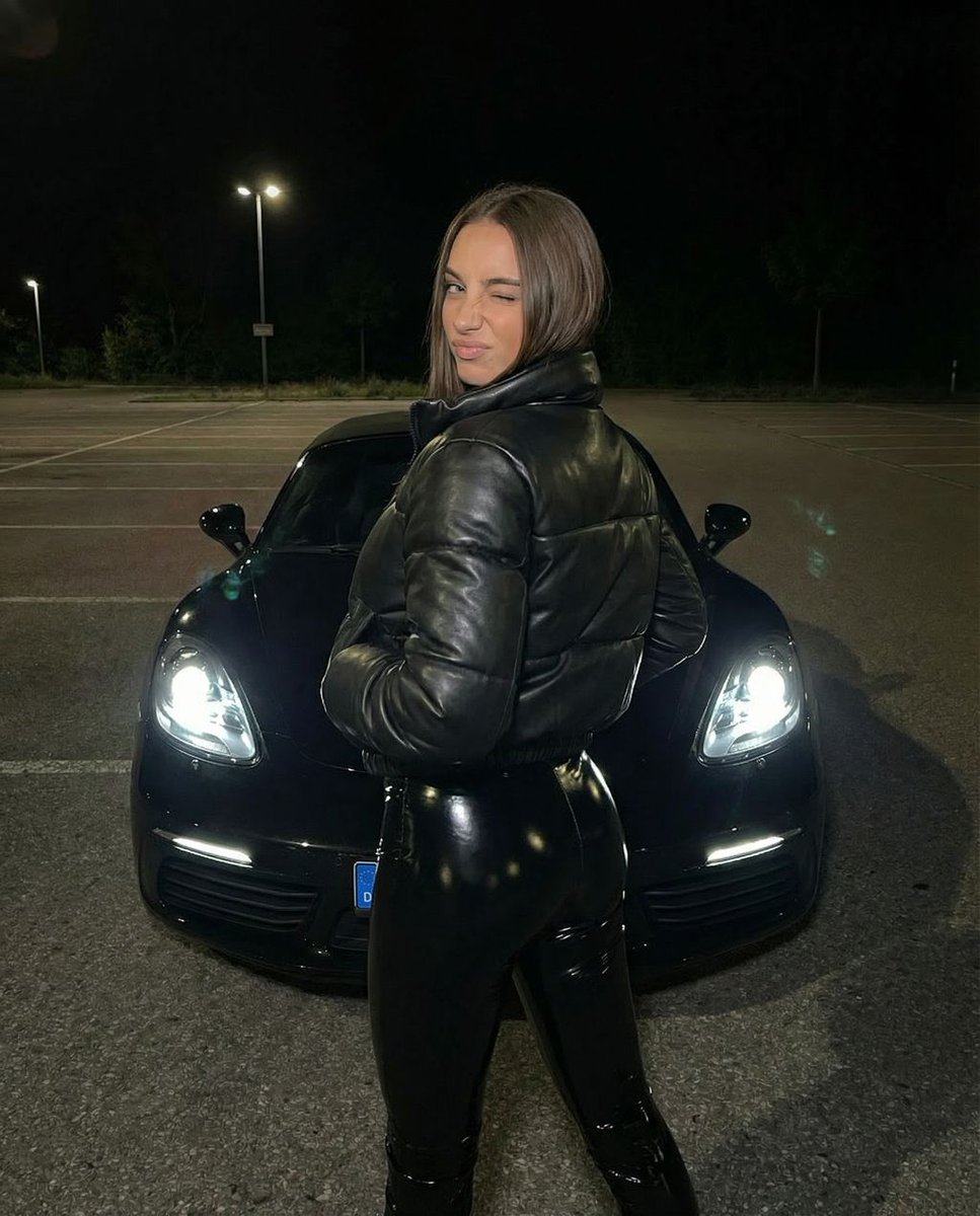 fitsandybavaria's tweet photo. Wenn das Outfit genauso glänzt wie das Auto – nachts sind alle Sünden schwarz.
#fitgirl #nightvibes #carlover https://t.co/GmFFgwWB0s