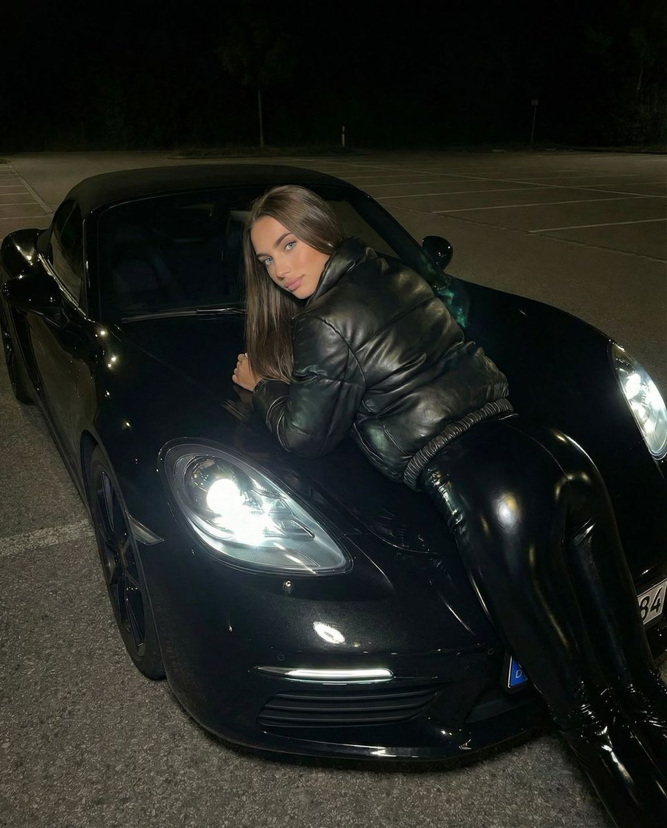 fitsandybavaria's tweet photo. Wenn das Outfit genauso glänzt wie das Auto – nachts sind alle Sünden schwarz.
#fitgirl #nightvibes #carlover https://t.co/GmFFgwWB0s