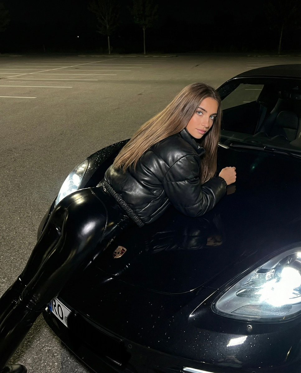 fitsandybavaria's tweet photo. Wenn das Outfit genauso glänzt wie das Auto – nachts sind alle Sünden schwarz.
#fitgirl #nightvibes #carlover https://t.co/GmFFgwWB0s