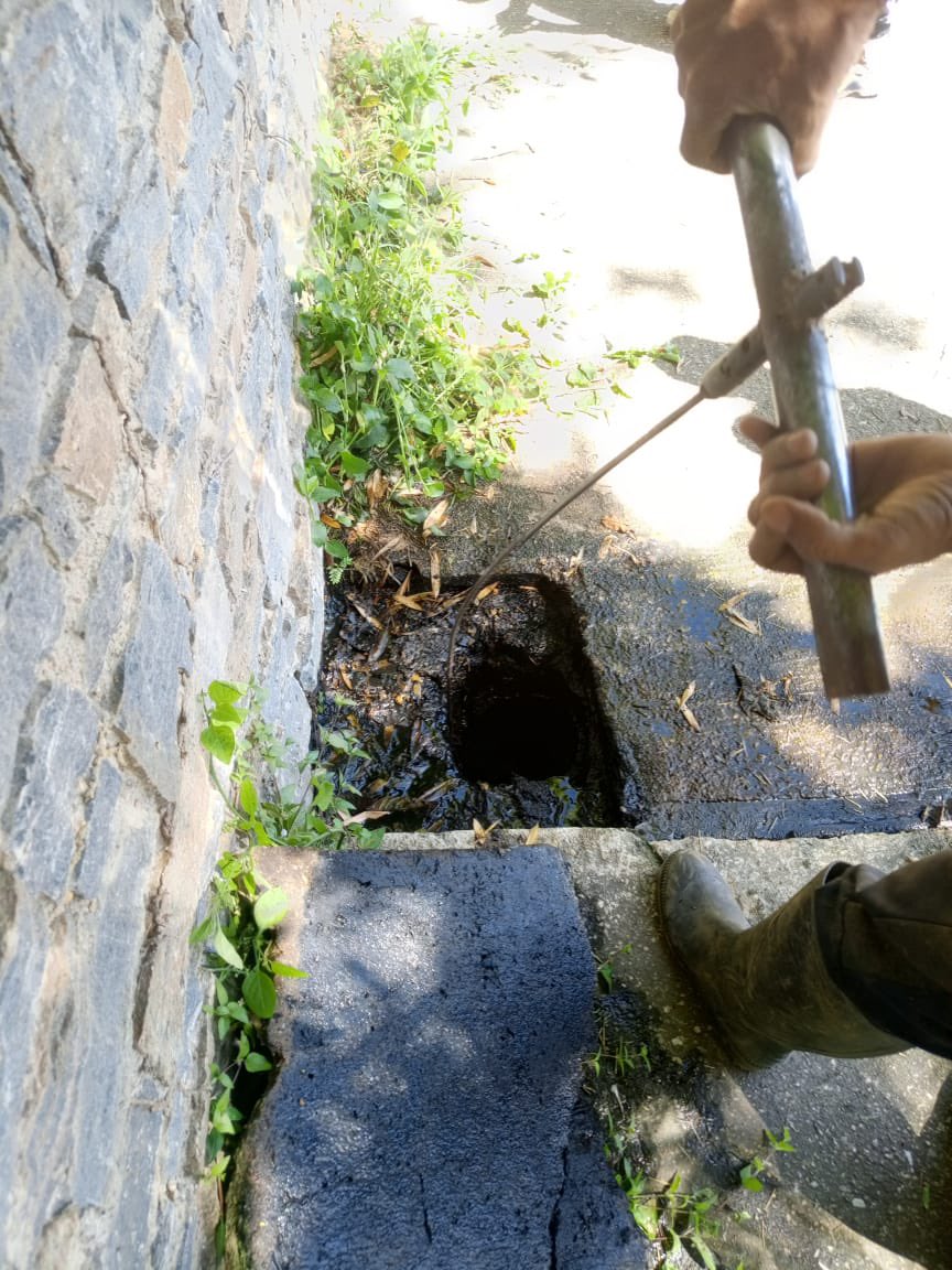 📢 #ServiciosEHInforma 💦🛠 #AguasServidas

🚧 Con el objetivo de prevenir obstrucciones nuestra cuadrilla realizó hoy el mantenimiento y destape de tuberías de desagüe (cachimbo de 8") mediante varillaje, logrando que el sistema funcione con total fluidez.