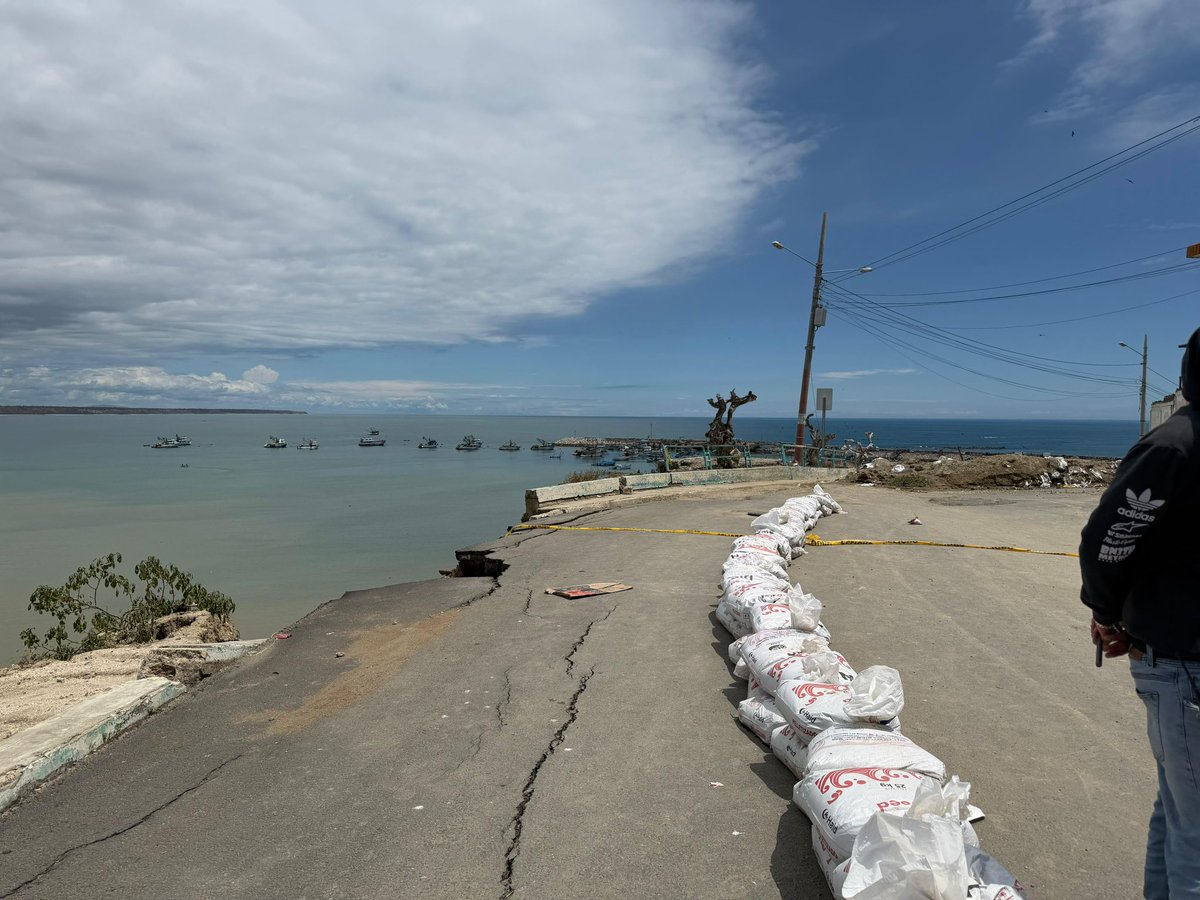 Haciendo que las cosas sucedan 💪🏻

En la provincia de Santa Elena nuestra agenda en territorio inició con la entrega de asistencia humanitaria en varios cantones, reafirmando nuestro compromiso con las familias que más lo necesitan.

También verificamos el inicio de la obra en la