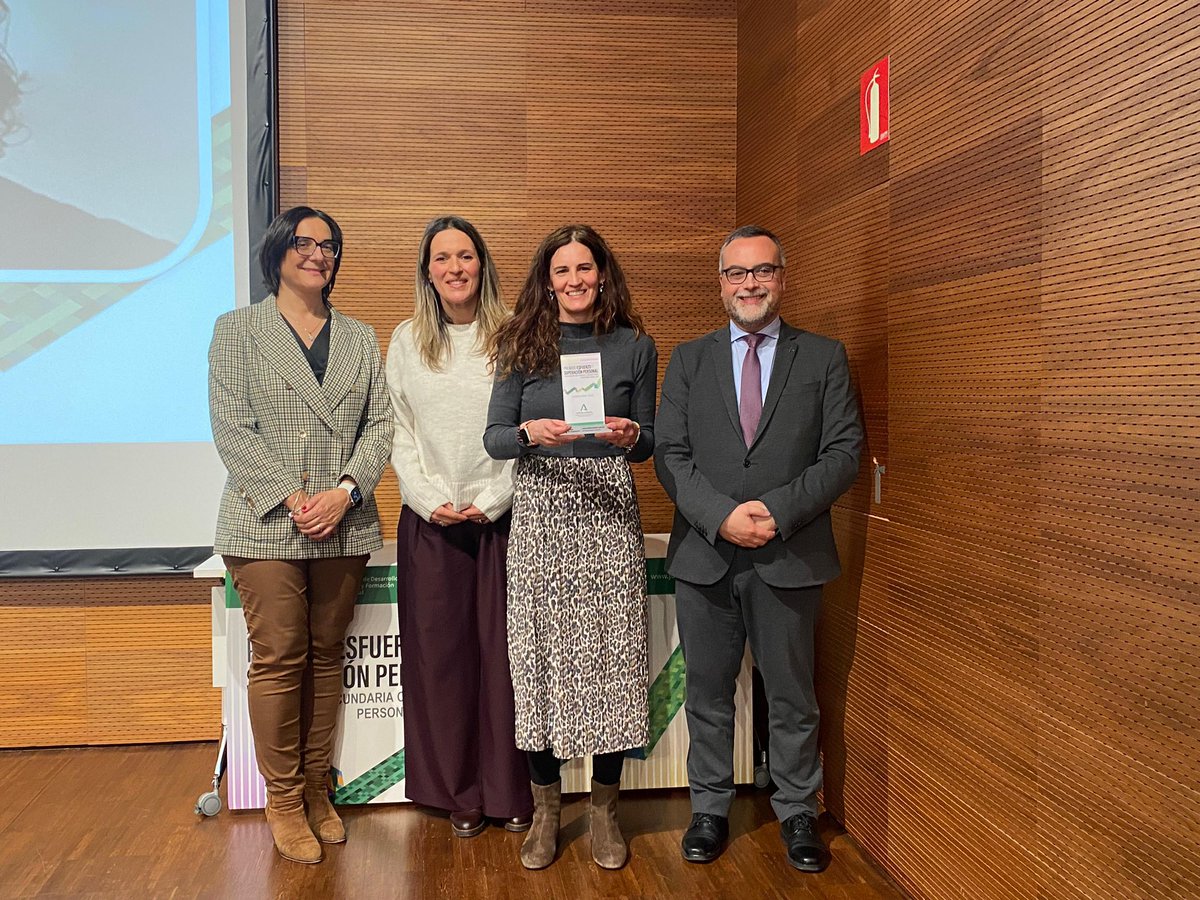 EducaAnd's tweet photo. ✅  Josefa Pedroza Lara ➡️ IES Pedro Espinosa de Antequera (Málaga)
✅ Abdelbar Aourram ➡️ IES Vicente Espinel de Málaga
✅  Juan Pedro Manga García Del IES Hispanidad de Santa Fe la (Granada) https://t.co/rk9VrYHG7r