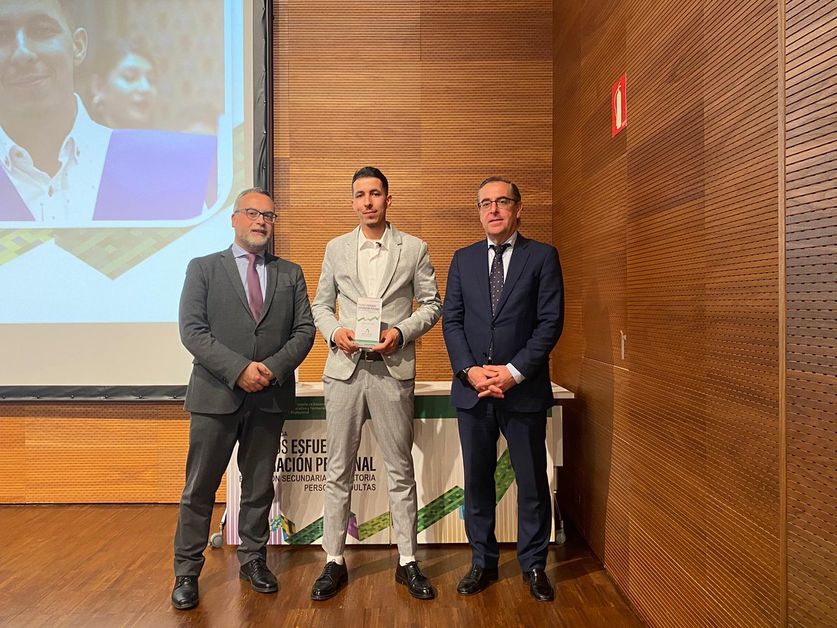 EducaAnd's tweet photo. ✅  Josefa Pedroza Lara ➡️ IES Pedro Espinosa de Antequera (Málaga)
✅ Abdelbar Aourram ➡️ IES Vicente Espinel de Málaga
✅  Juan Pedro Manga García Del IES Hispanidad de Santa Fe la (Granada) https://t.co/rk9VrYHG7r