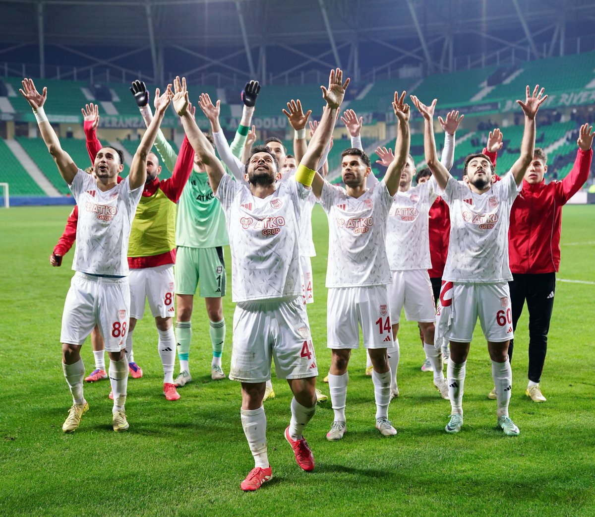 Pendikspor, Sakaryaspor deplasmanından 2-0 galip ayrıldı. Pendikspor'un gollerini 86'ncı dakikada penaltıdan Clarke-Harris ile 90+6'ncı dakikada Wilks kaydetti. Bu sonucun ardından Pendikspor puanını 45'e yükseltti. Sakaryaspor ise 24 puanda kaldı.