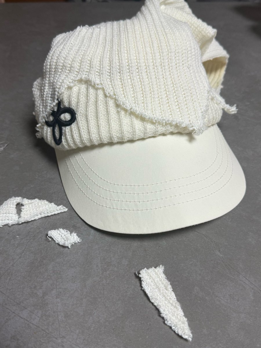 SKMU_choigo's tweet photo. Mu did a DIY transformation for his white cap 😲
It had a coffee stain on the back, so he decided to cover it up with a white beanie. He cut up the beanie and sewed it onto the cap by hand. He also added extra details in the back. 
It looks much cooler and more unique now 🤩 https://t.co/t2NknJ0kar