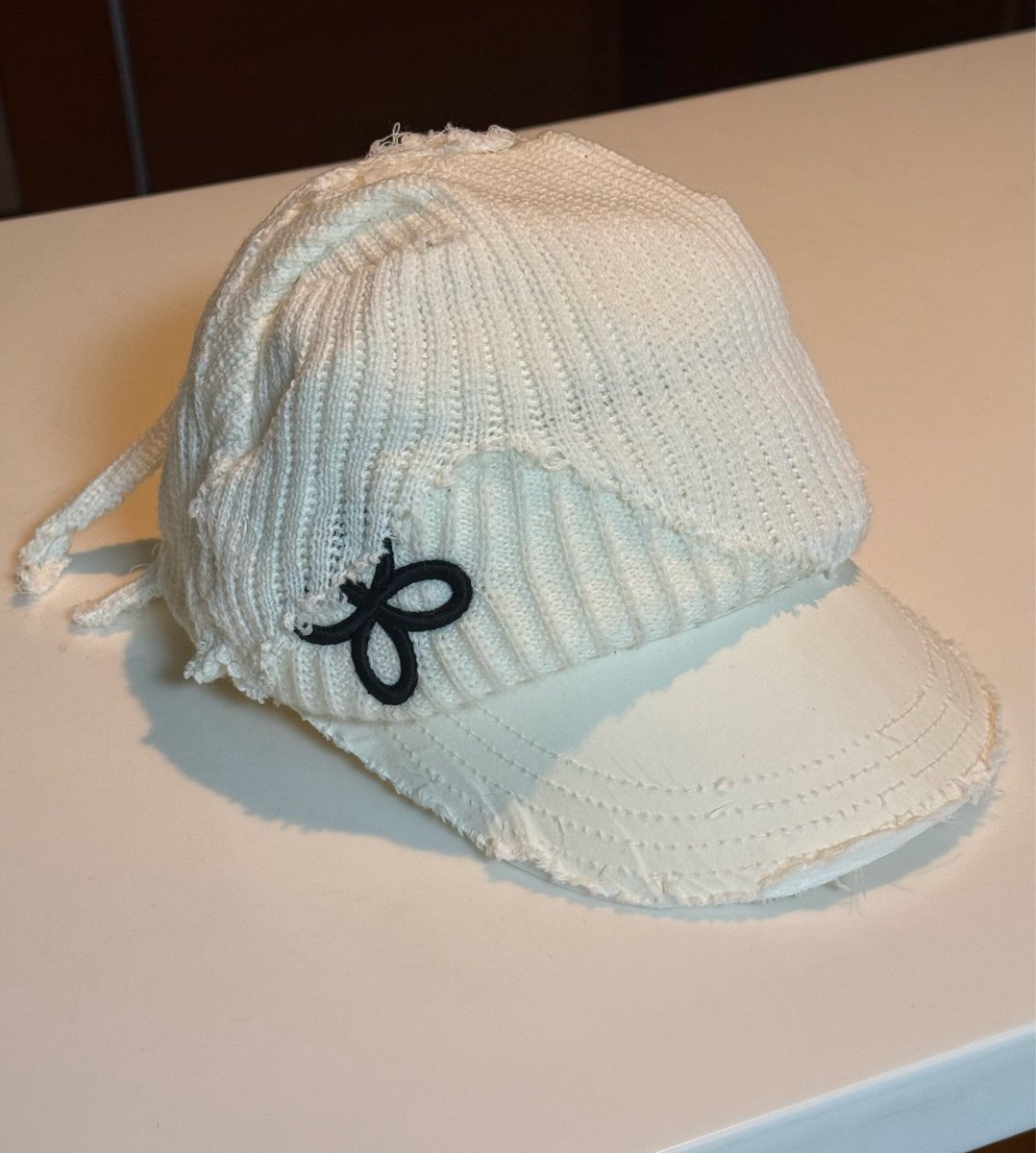 SKMU_choigo's tweet photo. Mu did a DIY transformation for his white cap 😲
It had a coffee stain on the back, so he decided to cover it up with a white beanie. He cut up the beanie and sewed it onto the cap by hand. He also added extra details in the back. 
It looks much cooler and more unique now 🤩 https://t.co/t2NknJ0kar