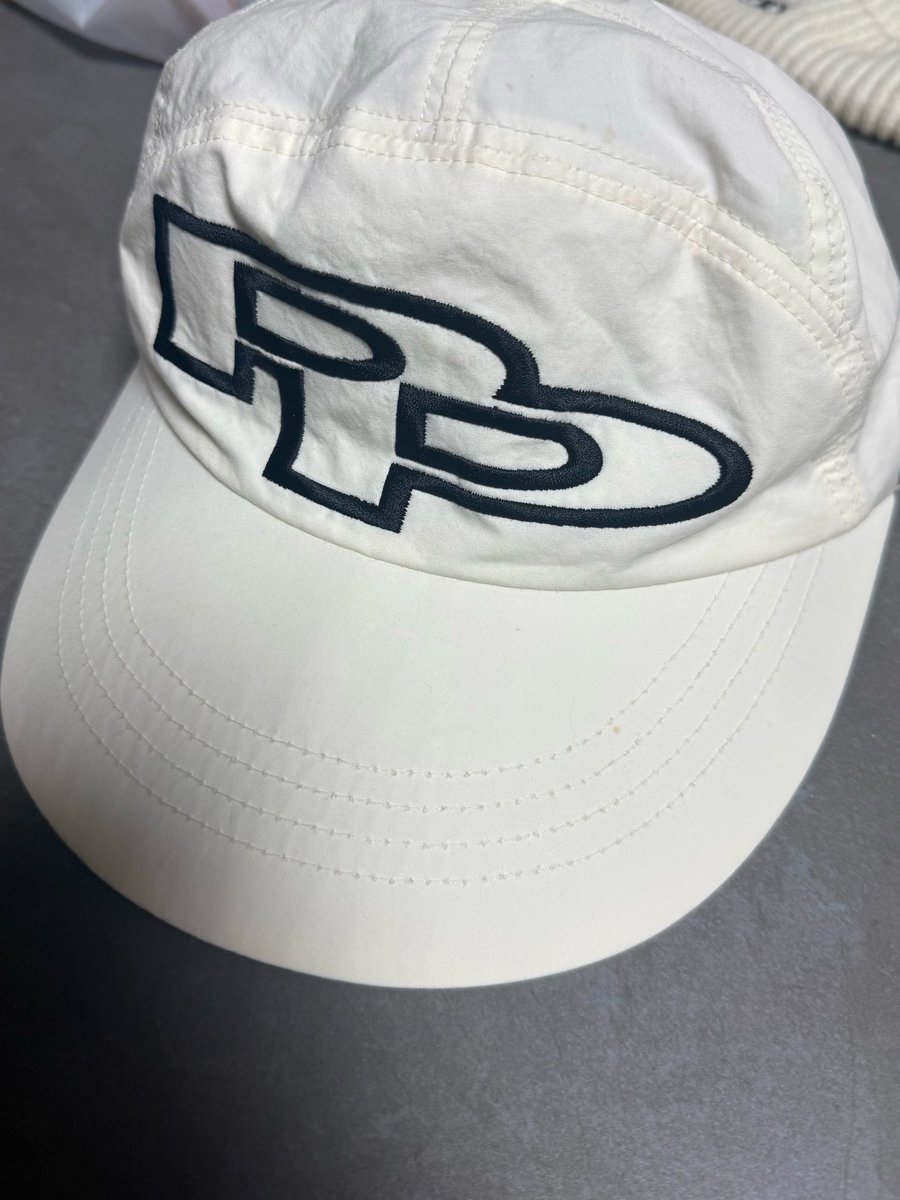 SKMU_choigo's tweet photo. Mu did a DIY transformation for his white cap 😲
It had a coffee stain on the back, so he decided to cover it up with a white beanie. He cut up the beanie and sewed it onto the cap by hand. He also added extra details in the back. 
It looks much cooler and more unique now 🤩 https://t.co/t2NknJ0kar