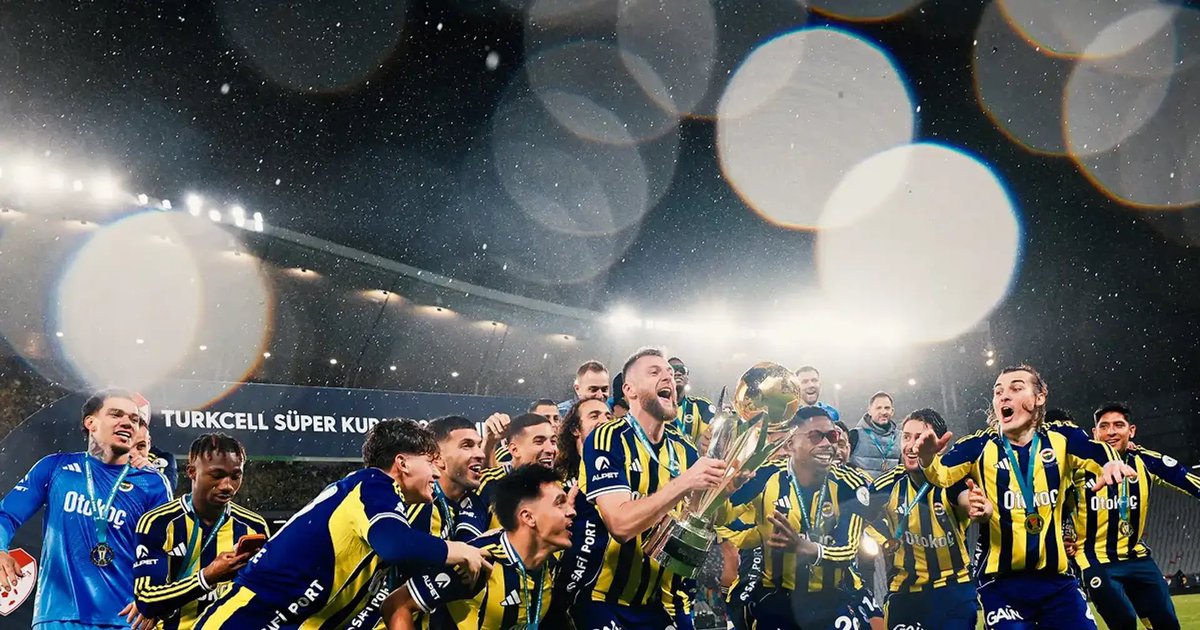 Jasons_JaysHub's tweet photo. Screw the haters, man. I’m with these players and Domenico Tedesco all the way. Our march to becoming champions continues. This team needs our love and support. Haydi @Fenerbahce 🧿 https://t.co/UpkCpAmEzD
