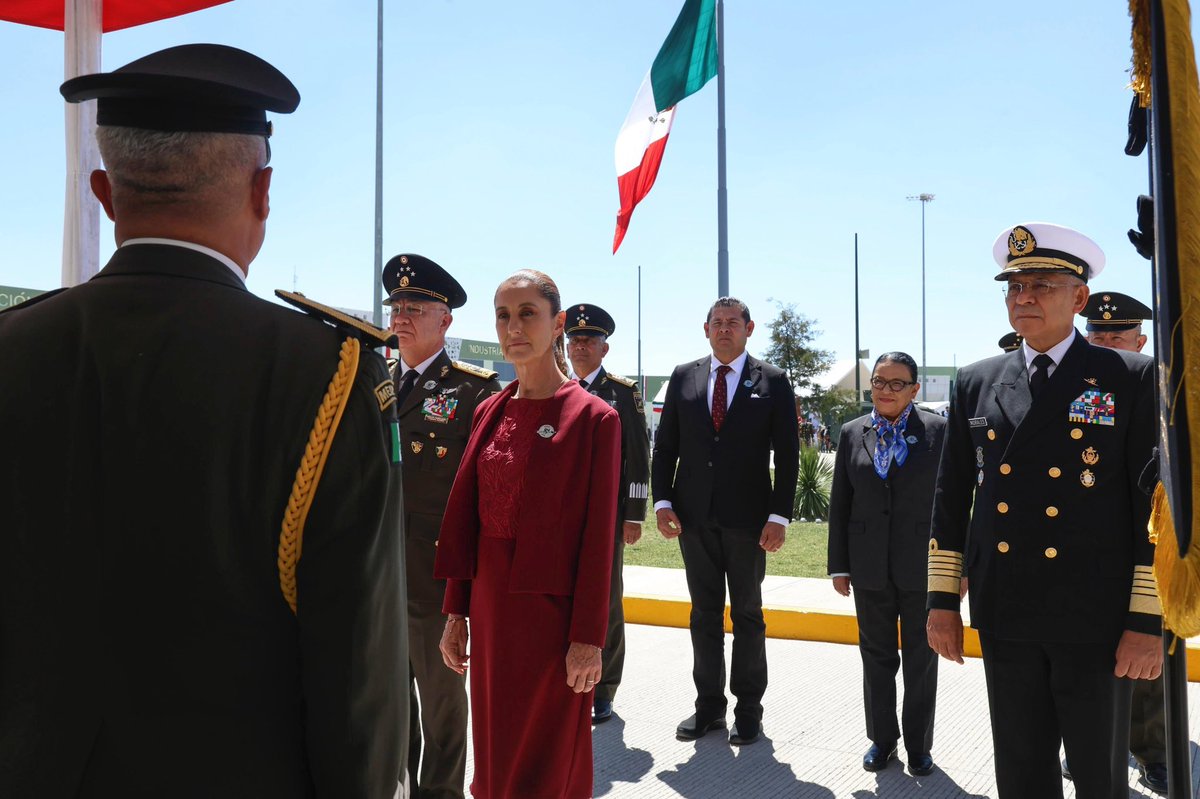 rosaicela_'s tweet photo. La Presidenta @Claudiashein encabezó, desde #Puebla, la ceremonia por el 113 aniversario del #EjércitoMexicano. Todo nuestro reconocimiento a las mujeres y hombres que con vocación de servicio se desempeñan cada día en la noble labor de defender a #México. 🇲🇽 @Defensamx1 https://t.co/m0SIBrnDO6