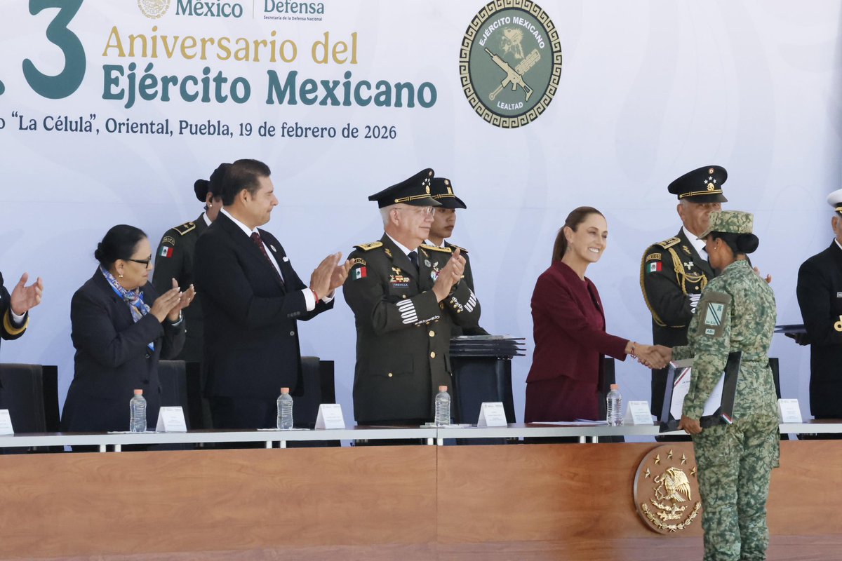 rosaicela_'s tweet photo. La Presidenta @Claudiashein encabezó, desde #Puebla, la ceremonia por el 113 aniversario del #EjércitoMexicano. Todo nuestro reconocimiento a las mujeres y hombres que con vocación de servicio se desempeñan cada día en la noble labor de defender a #México. 🇲🇽 @Defensamx1 https://t.co/m0SIBrnDO6