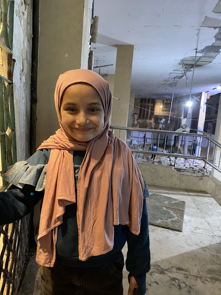 اليوم الأول من رمضان، مها بُنيتي صامت يومًا كاملًا لأول مرّة، أصرّت على ذلك رغم محاولاتي معها للاكتفاء بصوم العصافير.
ثم عندما أخبرتها بأن للصائم دعوة لا ترد، قالت "يارب أقدر أصوم كل رمضان"!
نحن شعبٌ يهرول لرمضان، يحب رمضان، ينتظر رمضان، همّتنا عالية لأجل الفوز به.
مساجدنا التي