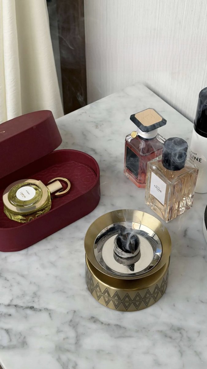 لم تكن الأشياء رقيقة كما أحب
أنا من منحت الرقة لكل شيءٍ يخصني